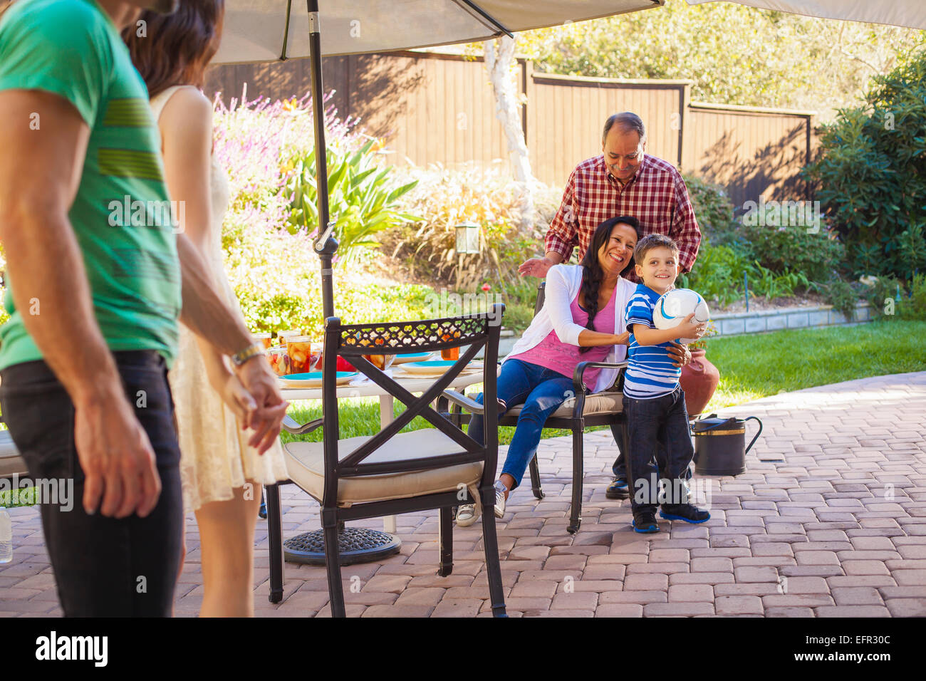 Drei-Generationen-Familie im Garten Stockfoto
