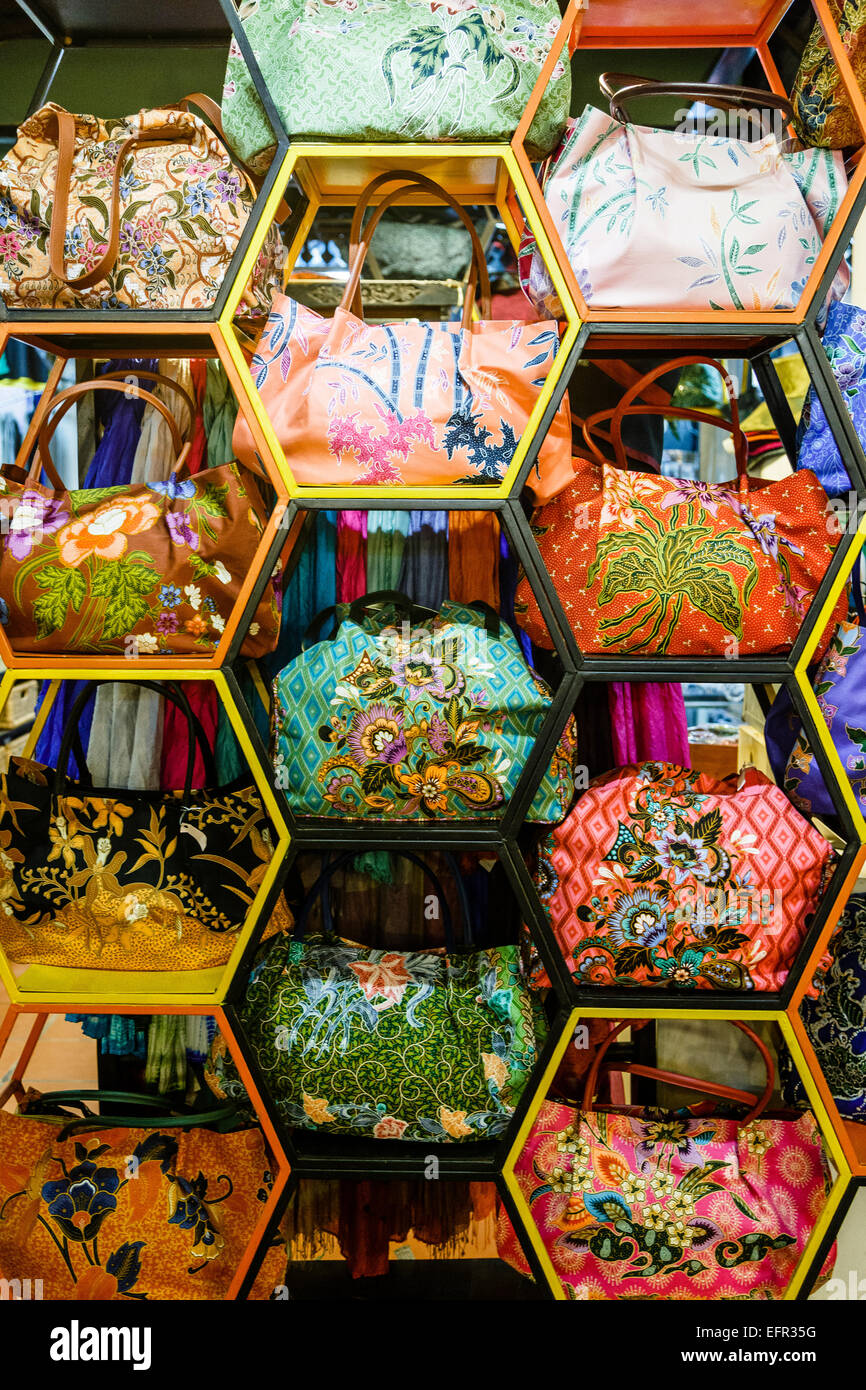 Seide Taschen zum Verkauf am Nachtmarkt, Siem Reap, Kambodscha. Stockfoto