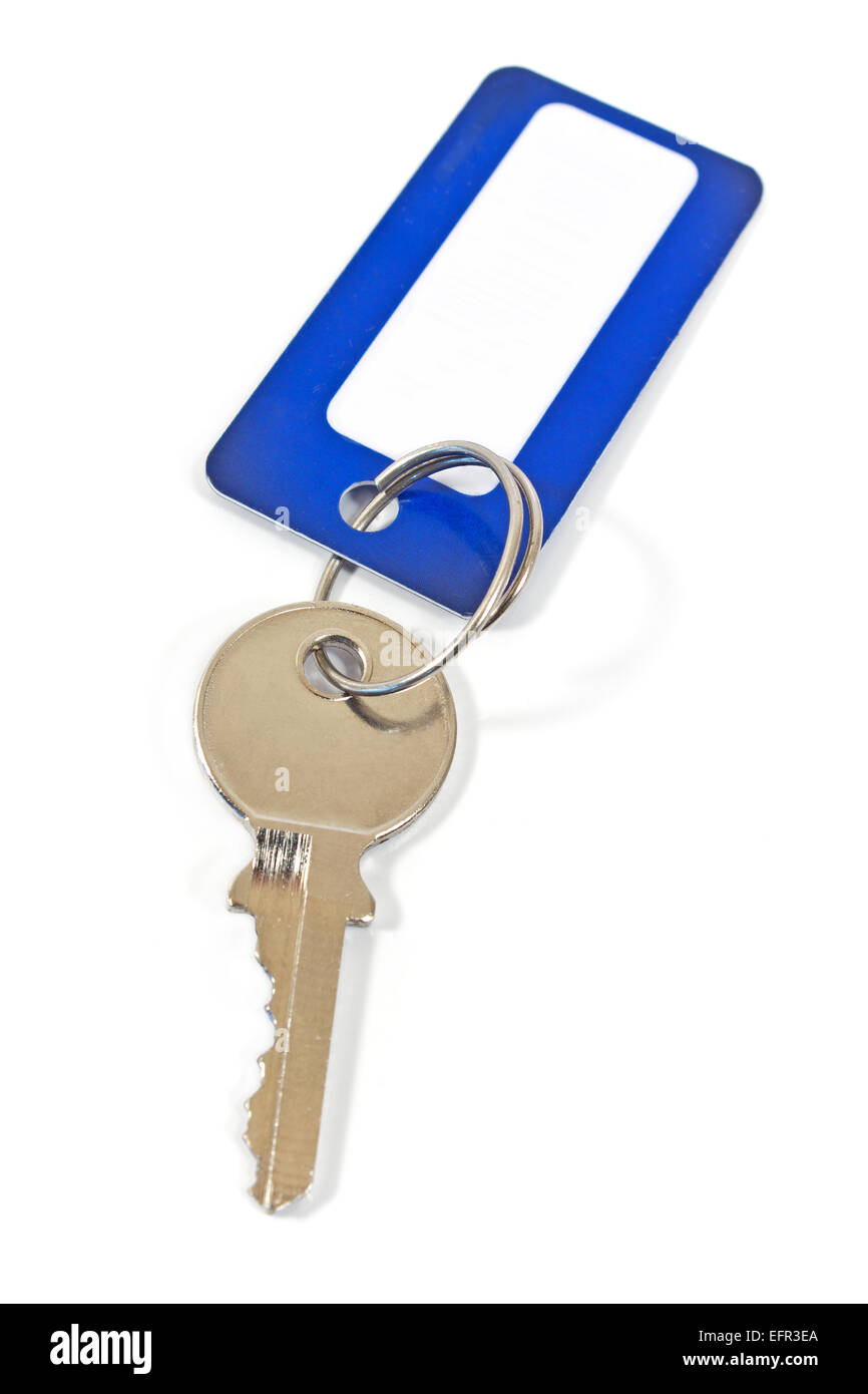Hausschlüssel mit blauen Tag isoliert auf weiss Stockfoto