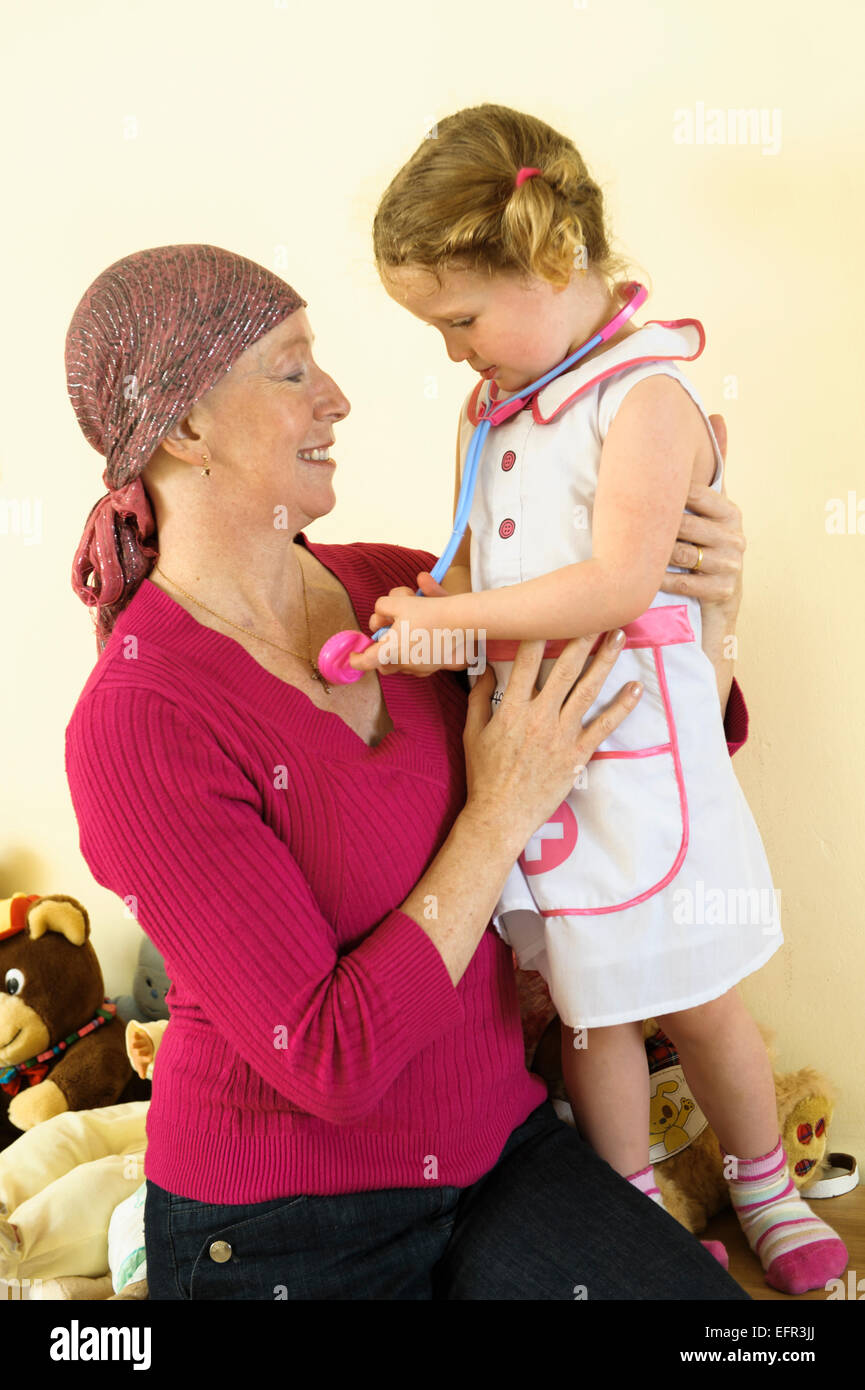 Eine Frau benutzt Spiel um zu helfen, ihre Tochter über die Behandlung zu unterrichten, die sie für Krebs. Stockfoto