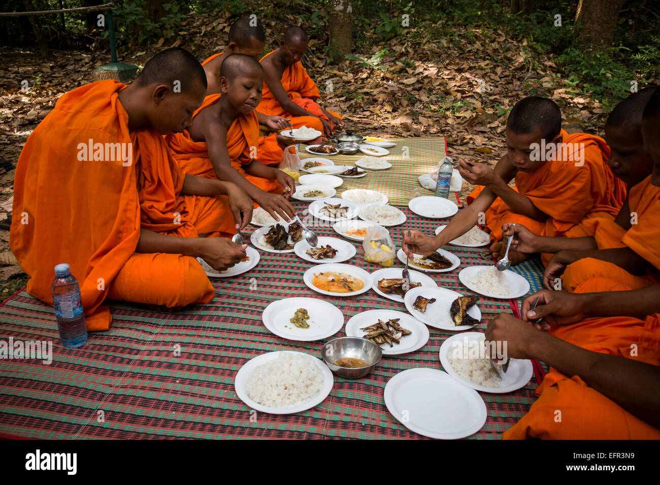 Buddhistische Mönche beim Mittagessen, Angkor, Kambodscha. Stockfoto
