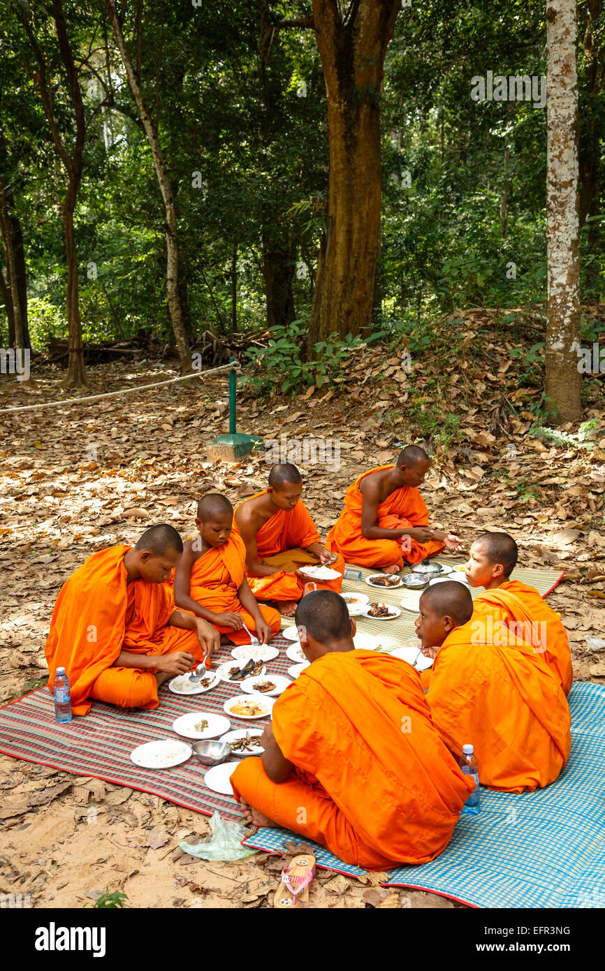 Buddhistische Mönche beim Mittagessen, Angkor, Kambodscha. Stockfoto