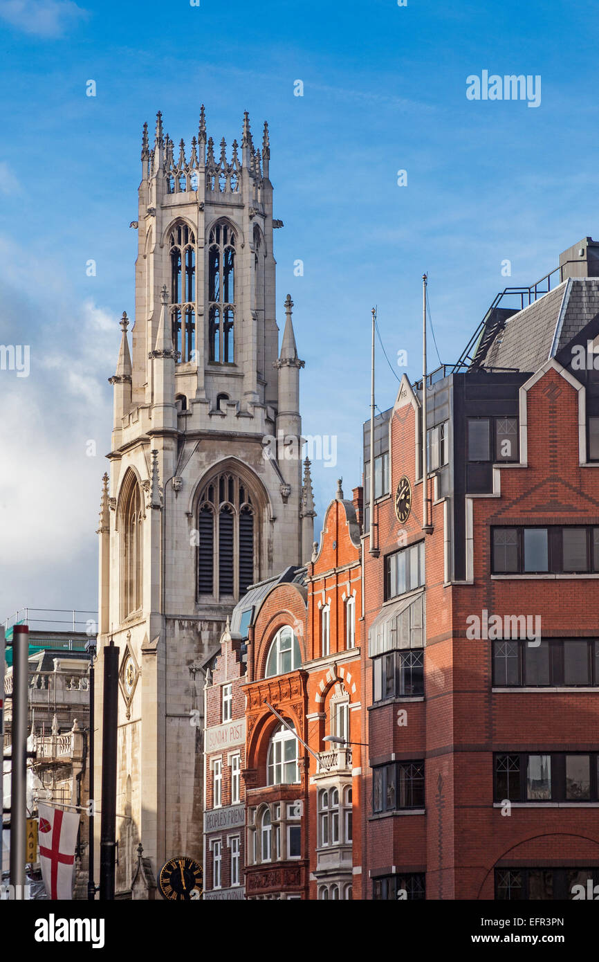 City of London Looking West entlang der Fleet Street, mit der Kirche von St. Dunstan-in-the-West prominente Stockfoto