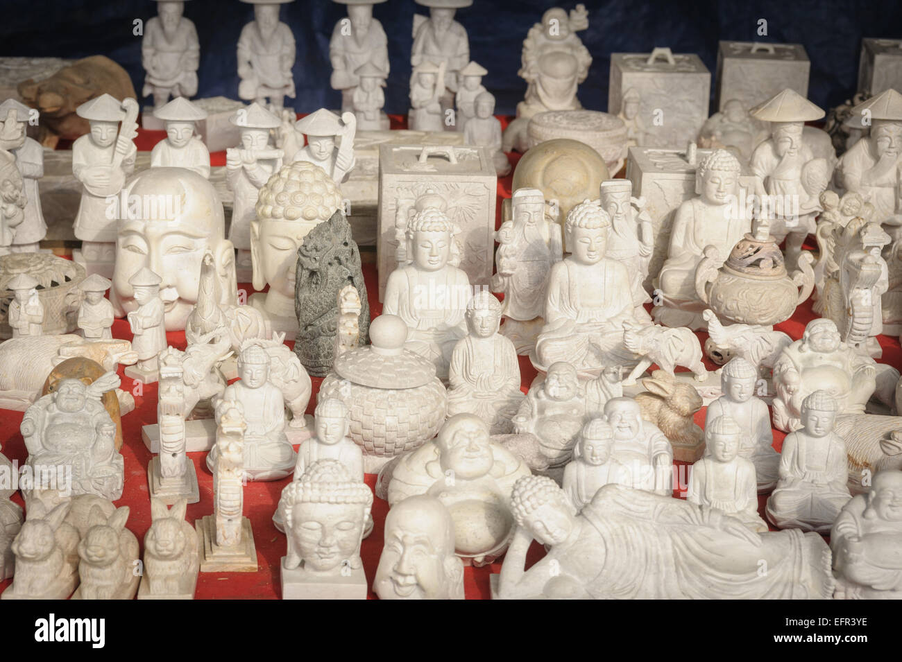 Kleines Souvenir Marmor Buddha-Statue im lokalen Markt. Stockfoto