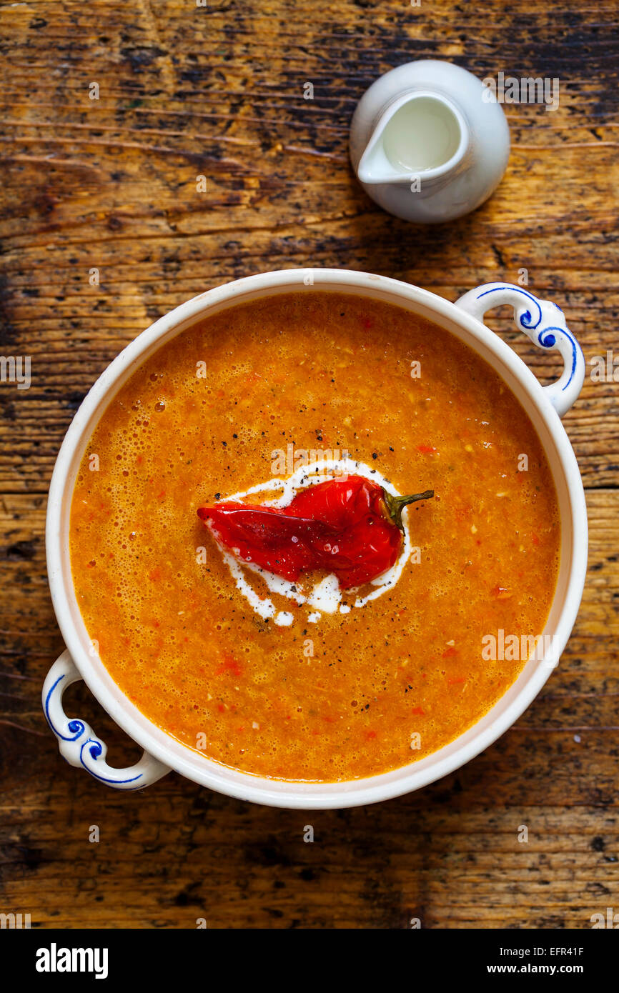 Gebratene Paprika und Tomaten-Suppe Stockfoto