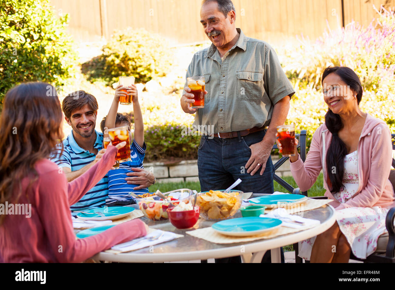 Drei-Generationen-Familie Essen im Garten Stockfoto