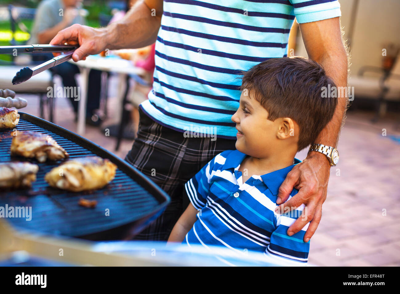 Vater und Sohn im Barbecue-Grill im Garten Stockfoto