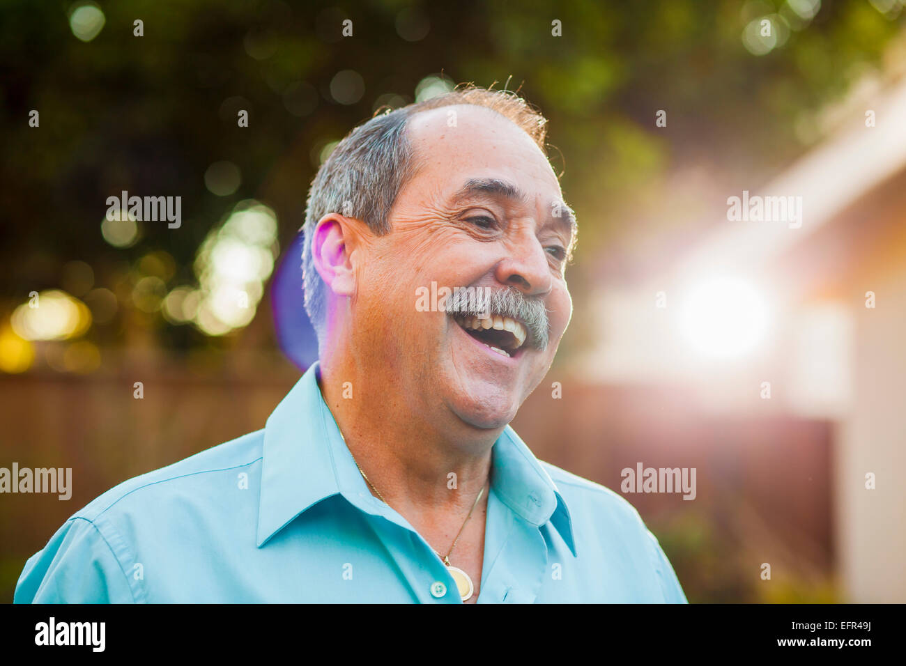 Porträt des älteren Menschen mit breiten Lächeln Stockfoto