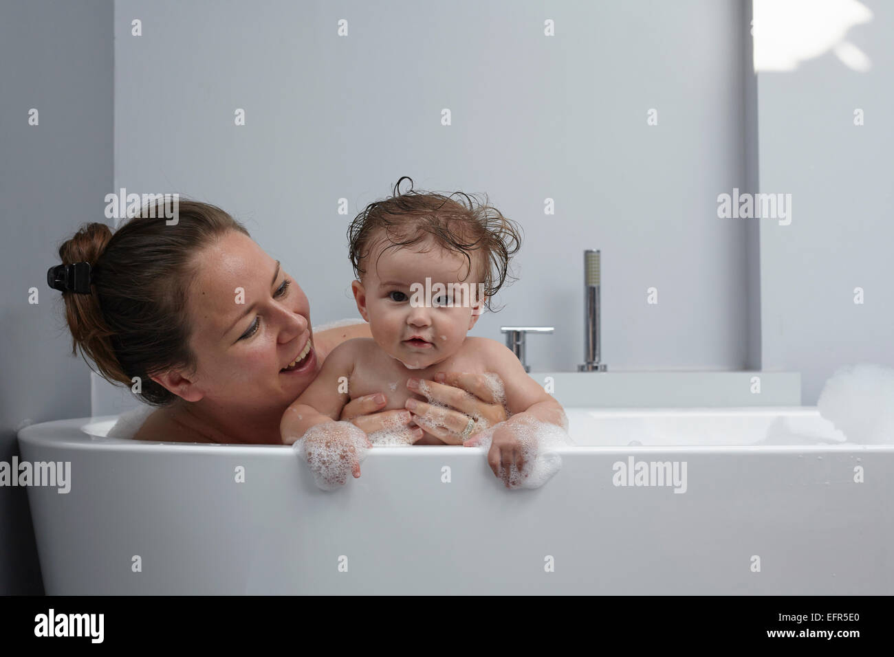 Mutter und Baby Mädchen in der Badewanne Stockfoto