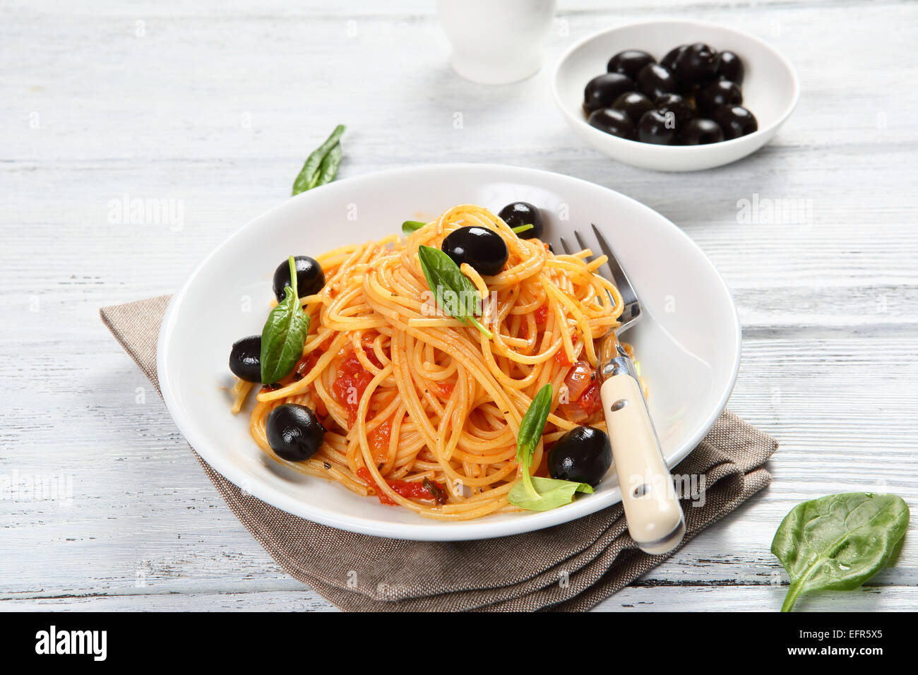 Pasta mit Oliven und Basilikum, Essen Stockfoto