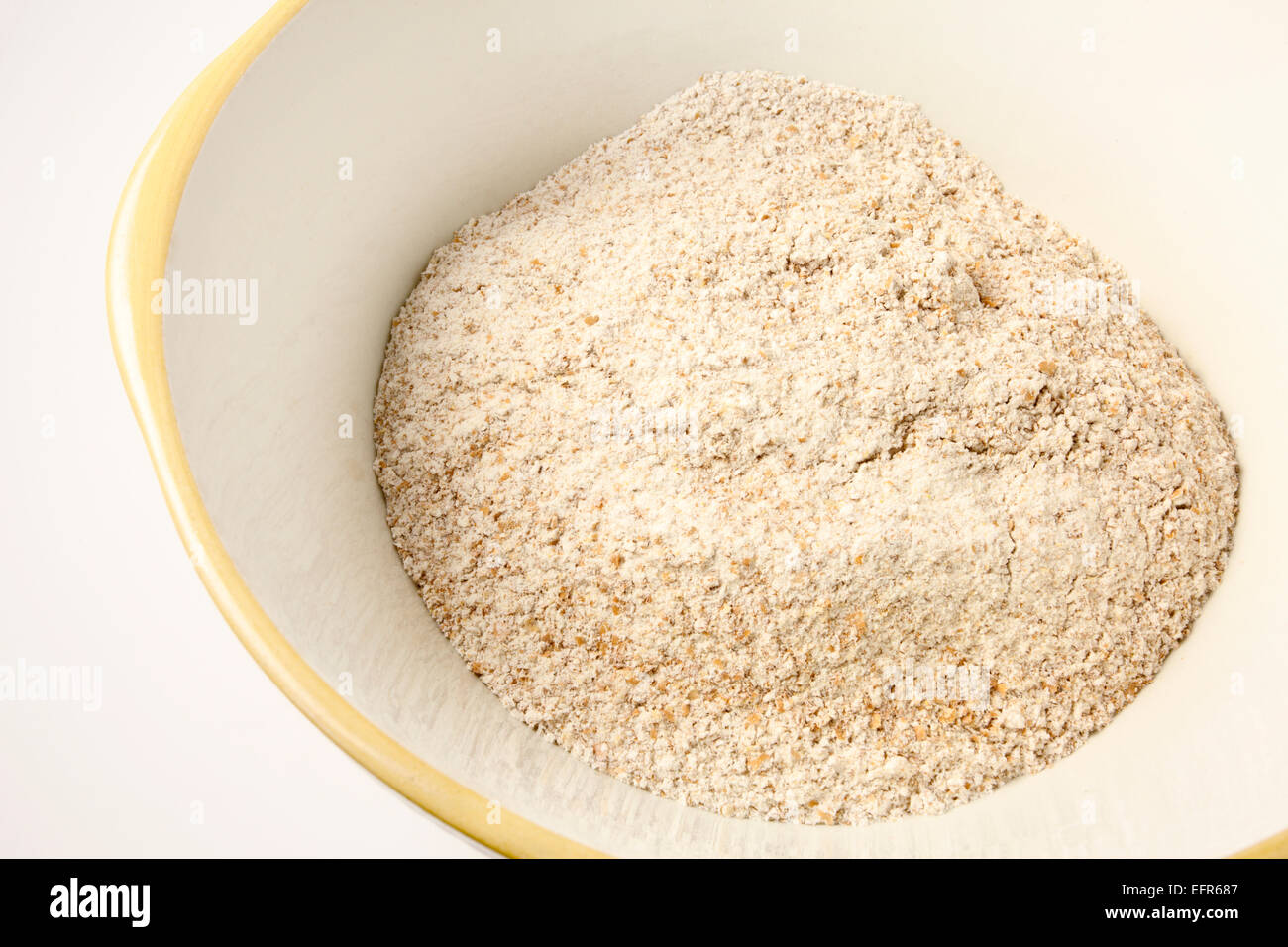 Stoneground starke Vollkornbrot Mehl in einer Schüssel mischen Stockfoto