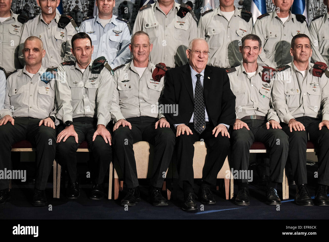 Jerusalem. 9. Februar 2015. President Reuven RIVLIN (C) posiert für ein Gruppenfoto mit Chief of Staff Lieutenant General BENNY GANTZ (C) und dem Forum der Generalmajore des Generalstabs. Der Präsident gehostet ausgehende Stabschef Gantz markieren Ende Generalleutnant Gantz Amtszeit im Amt. Gantz, dekoriert mit der amerikanischen Legion Of Merit, ist seit Februar 2011 einschließlich Operationen "Wolkensäule" und Fels in der Brandung in Befehl der IDF. Bildnachweis: Nir Alon/Alamy Live-Nachrichten Stockfoto