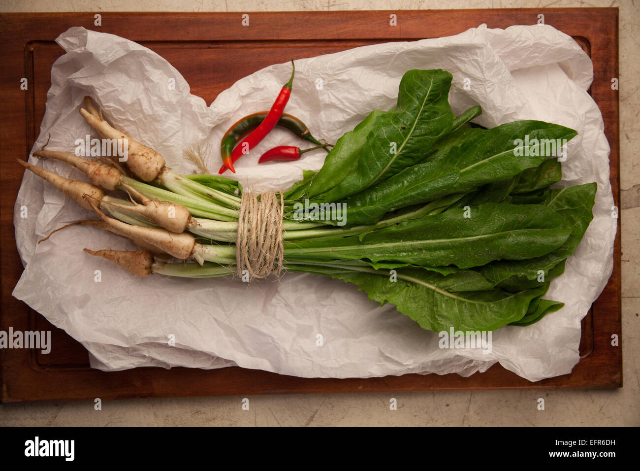 Reihe von frischem Gemüse eingewickelt in Zeichenfolge Stockfoto