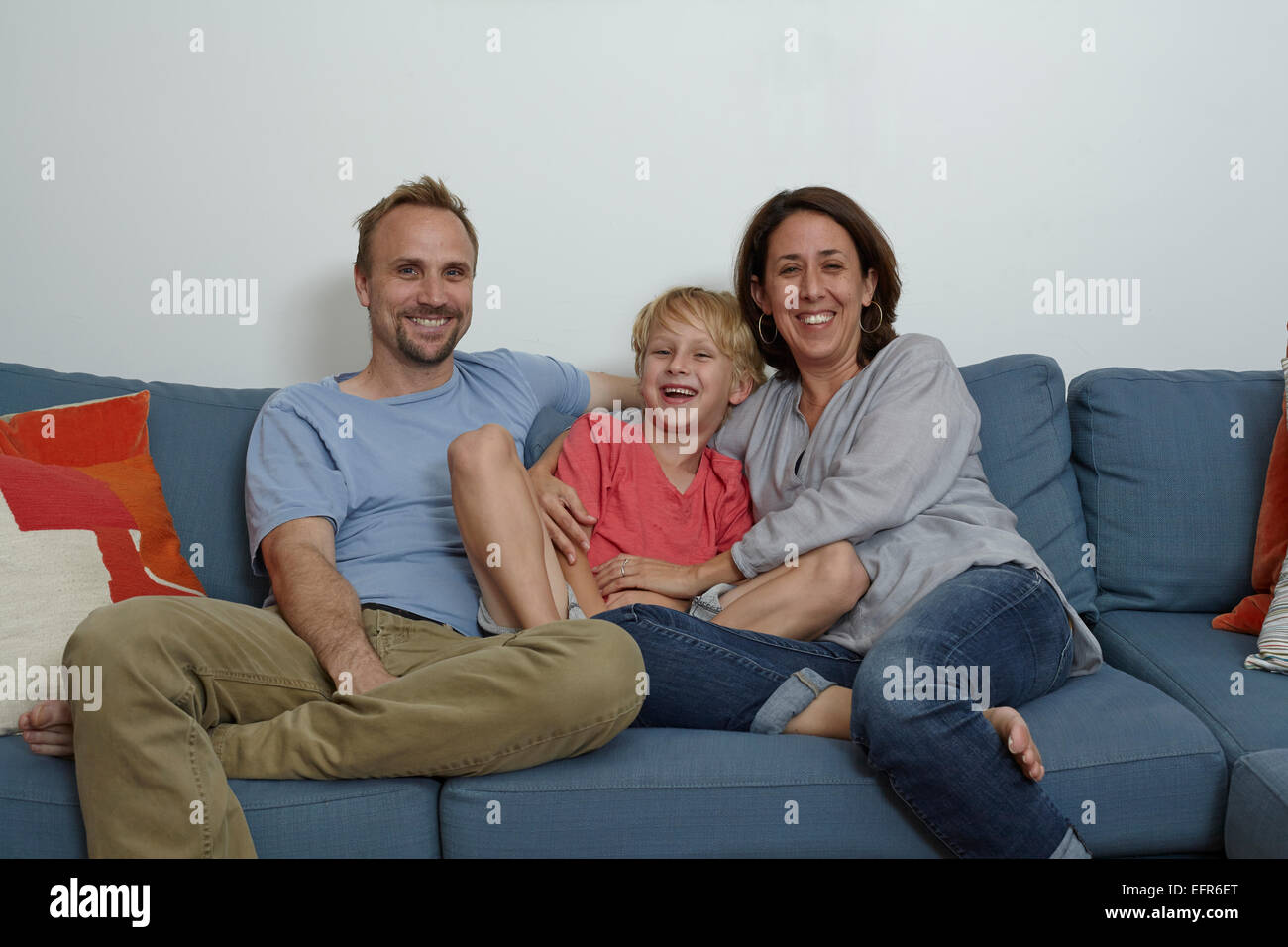 Eltern mit Sohn auf sofa Stockfoto