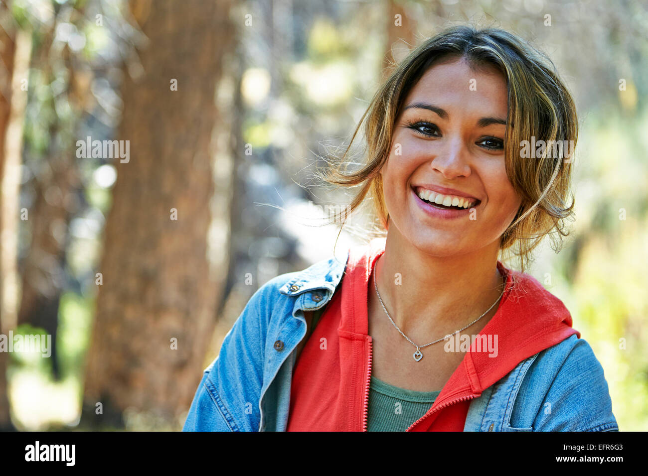 Porträt der jungen Frau im Wald, Los Angeles, Kalifornien, USA Stockfoto