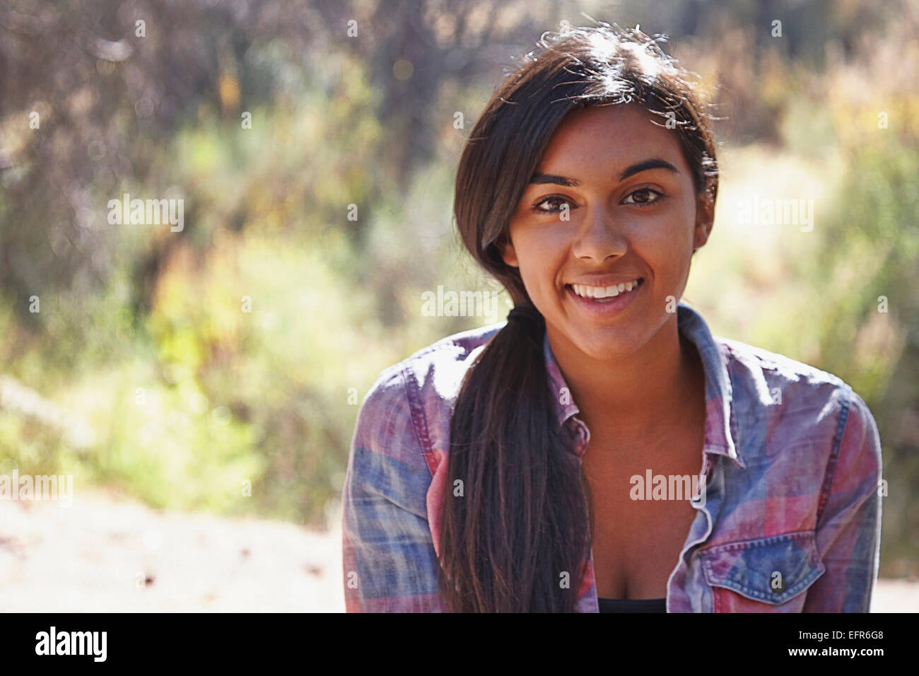 Porträt der jungen Frau im Wald, Los Angeles, Kalifornien, USA Stockfoto