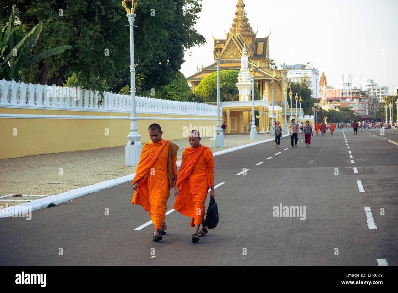 Buddhistische Mönche vor dem königlichen Palast, Phnom Penh, Kambodscha. Stockfoto