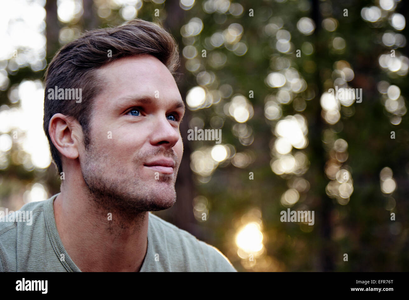 Porträt des jungen Mann im Wald, Los Angeles, Kalifornien, USA Stockfoto
