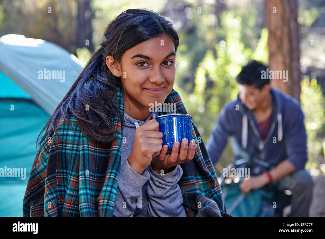 Porträt der jungen Frau Kaffeetrinken im Wald, Los Angeles, Kalifornien, USA Stockfoto