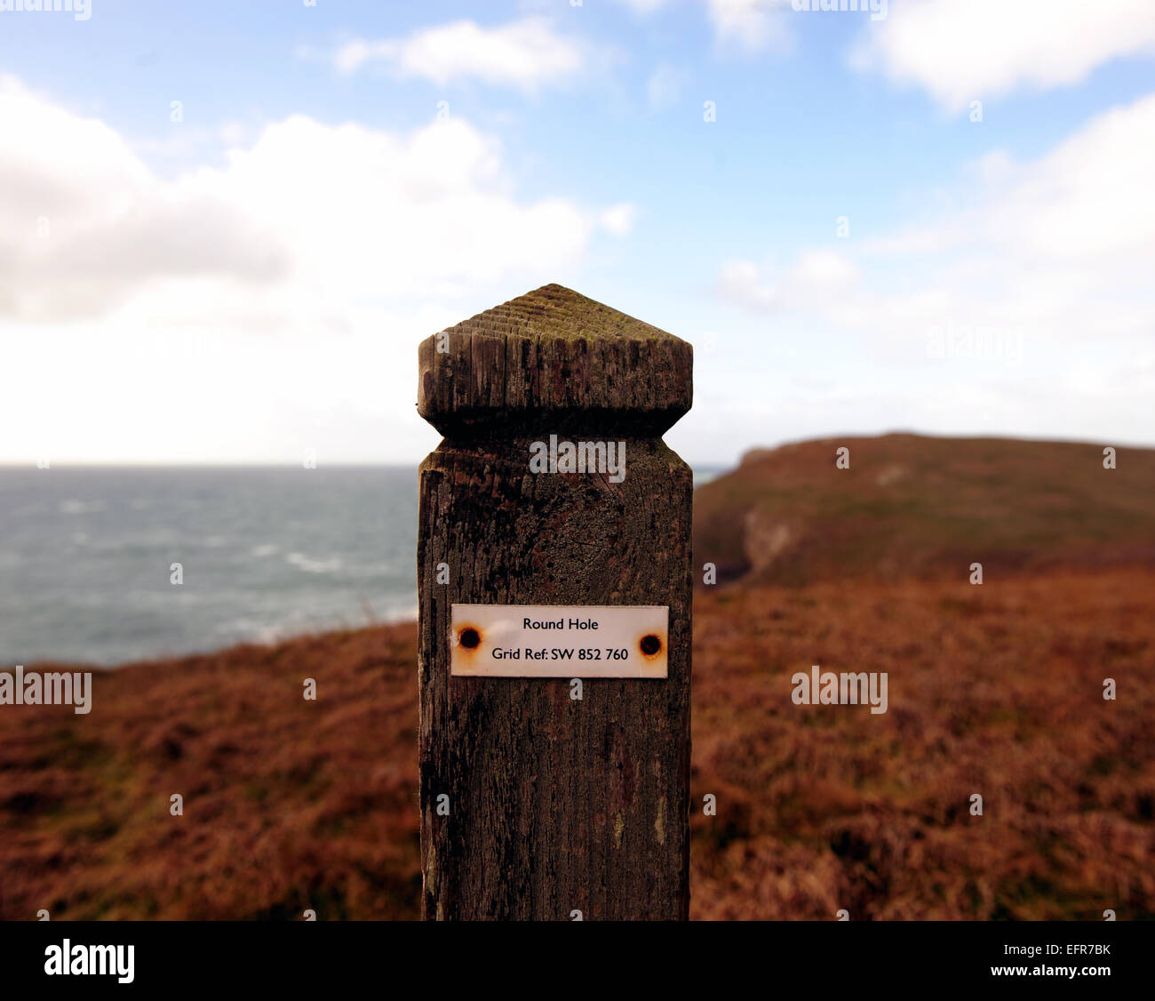 "Big Hole" Küste Weg Zeichen Trevose Head Leuchtturm, Cornwall. Stockfoto