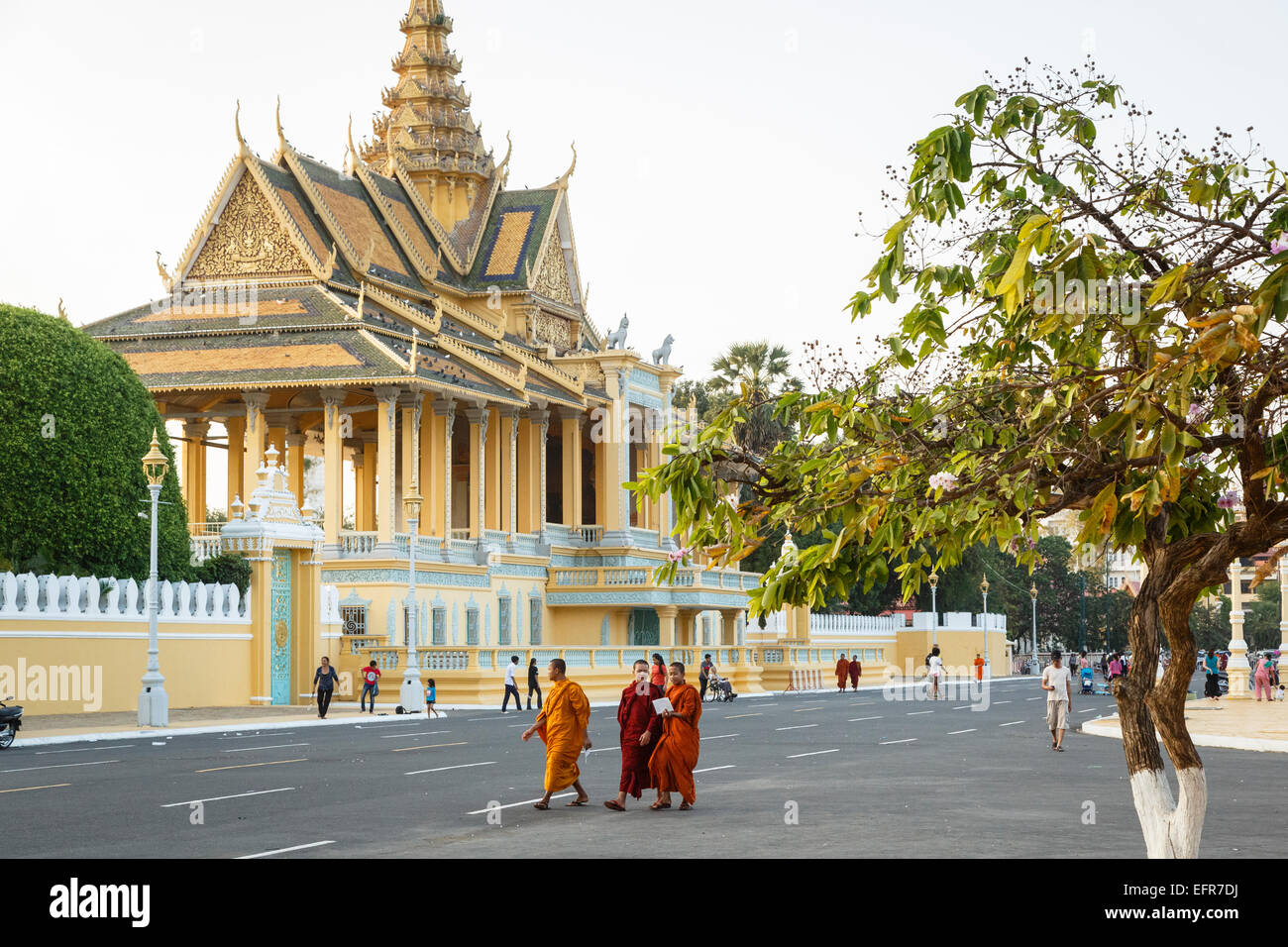 Buddhistische Mönche vor dem königlichen Palast, Phnom Penh, Kambodscha. Stockfoto