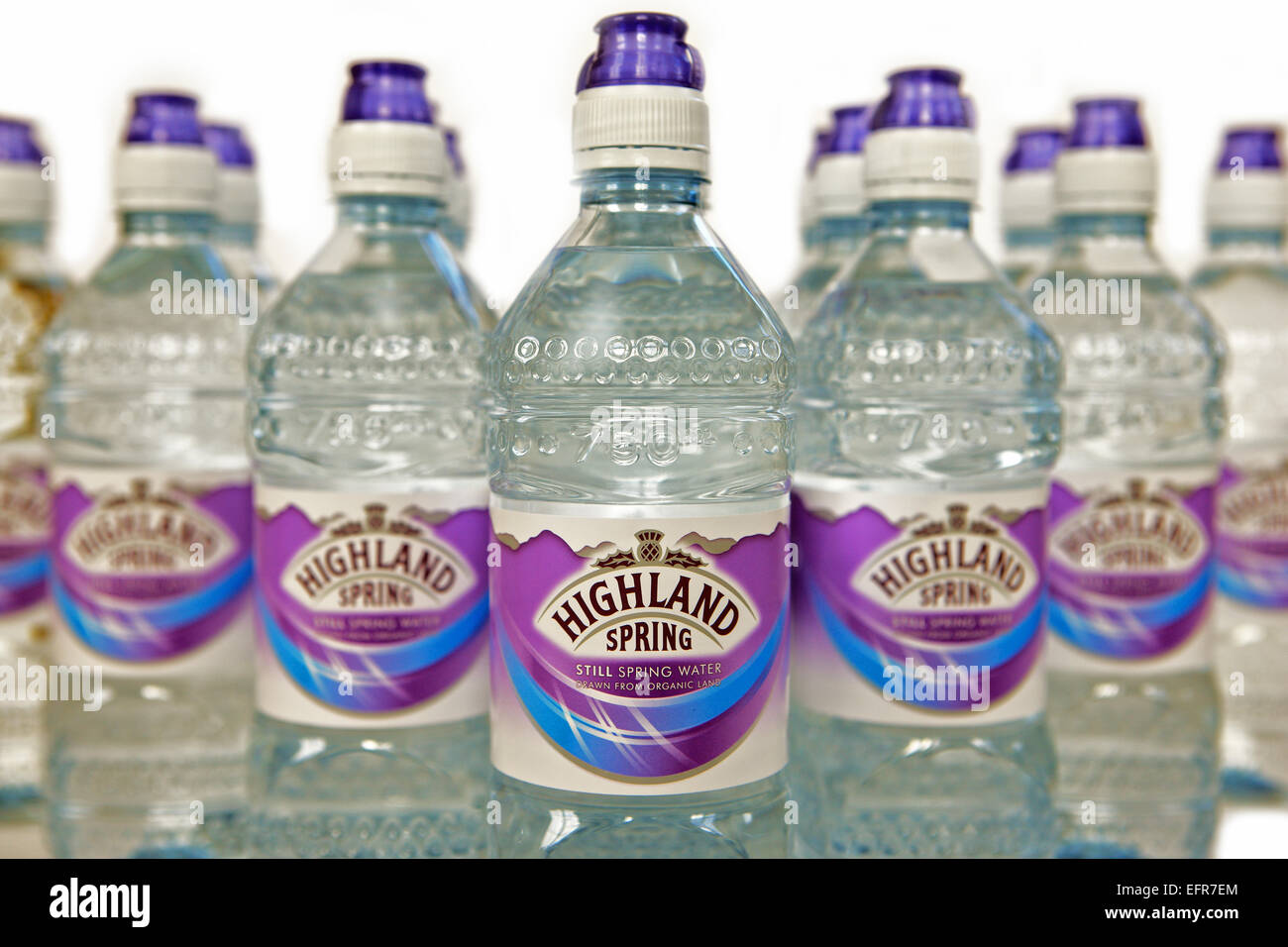 Kunststoff-Flaschen von Highland Spring Mineralwasser Stockfoto