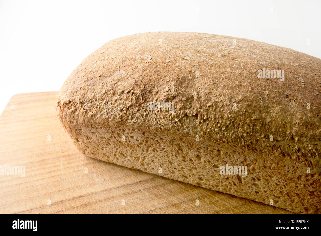 Frisch gebackene Vollkorn Brot auf einem hölzernen Brot-Brett Stockfoto