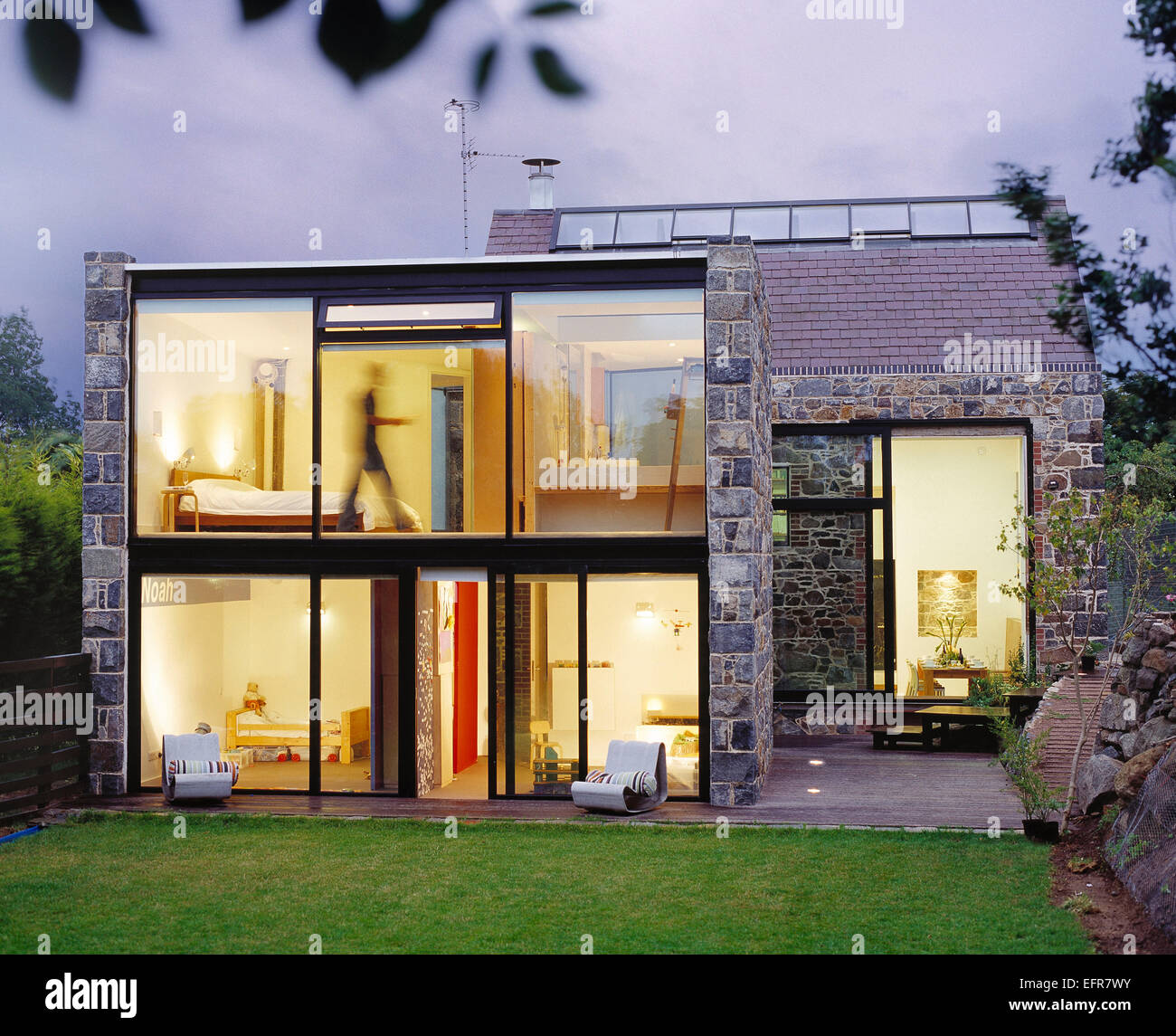 Architektur. Modernes Haus von außen in der Abenddämmerung. Guernsey. Stockfoto