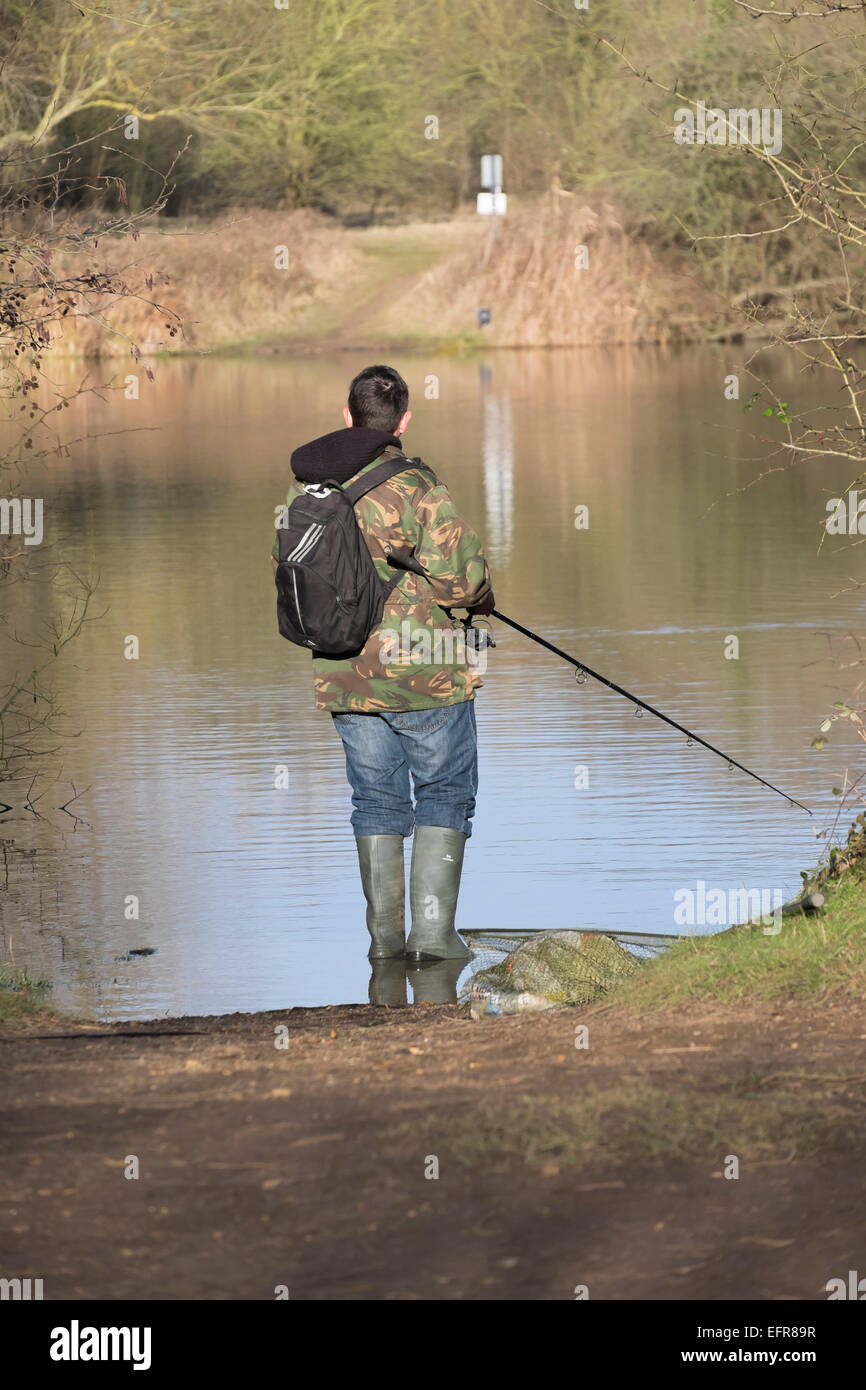 Person Angeln im See Milton Cambridgeshire England Great Britain Stockfoto