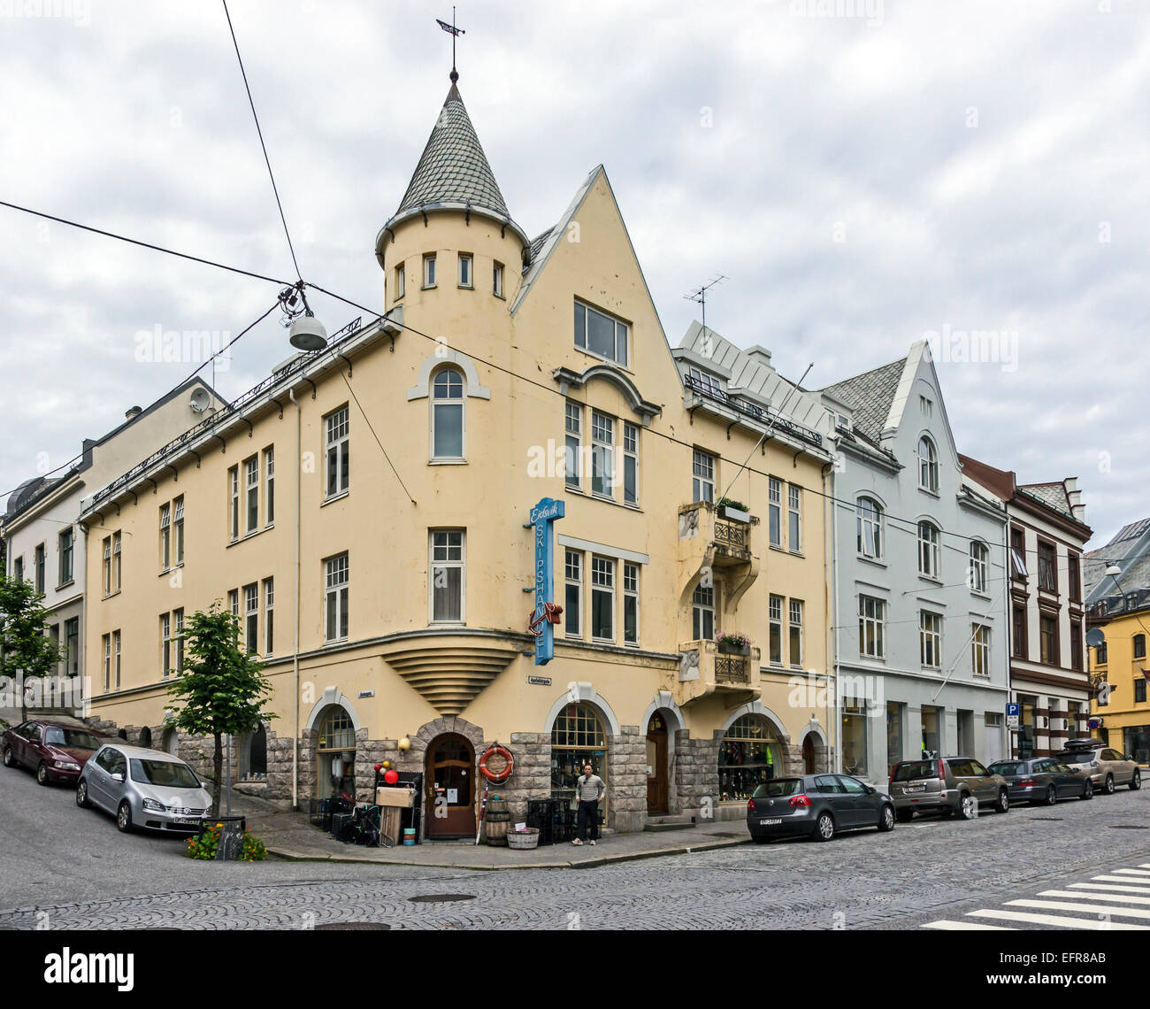 Aalesund in Norwegen ist berühmt für Kunst Nouveau und Jugendstil Gebäude hier der Ecke Bakkegata / Apotekergata Stockfoto