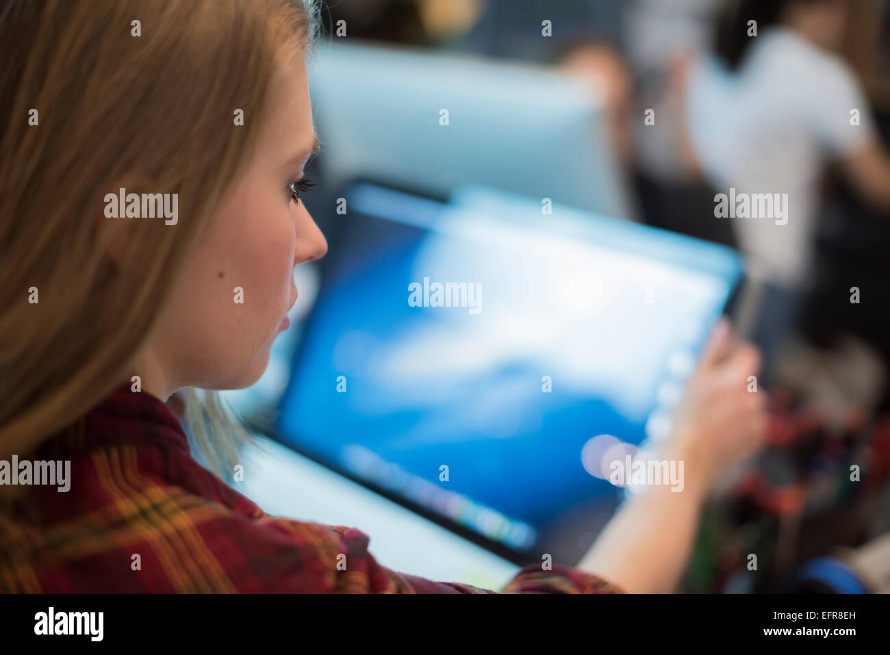 Computer-Werkstatt. Eine Frau mit einem Laptop. Stockfoto