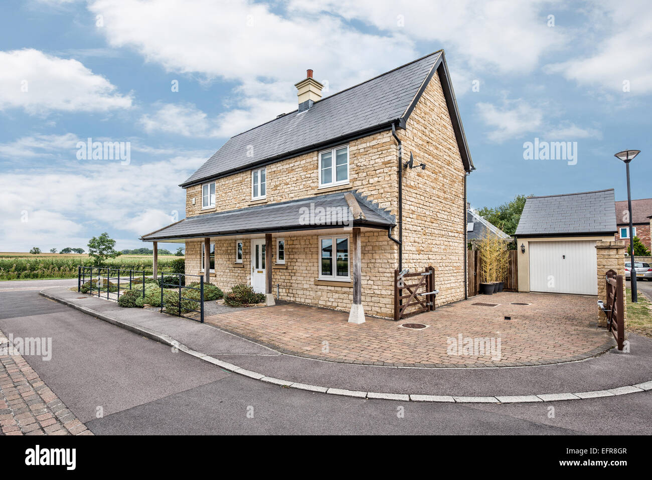 Ein typisch modernen Vorort Entwickler gebaut-Haus mit Garage auf eine Entwicklung in Nord Swindon, Wiltshire, UK an einem Sonnentag sumer Stockfoto