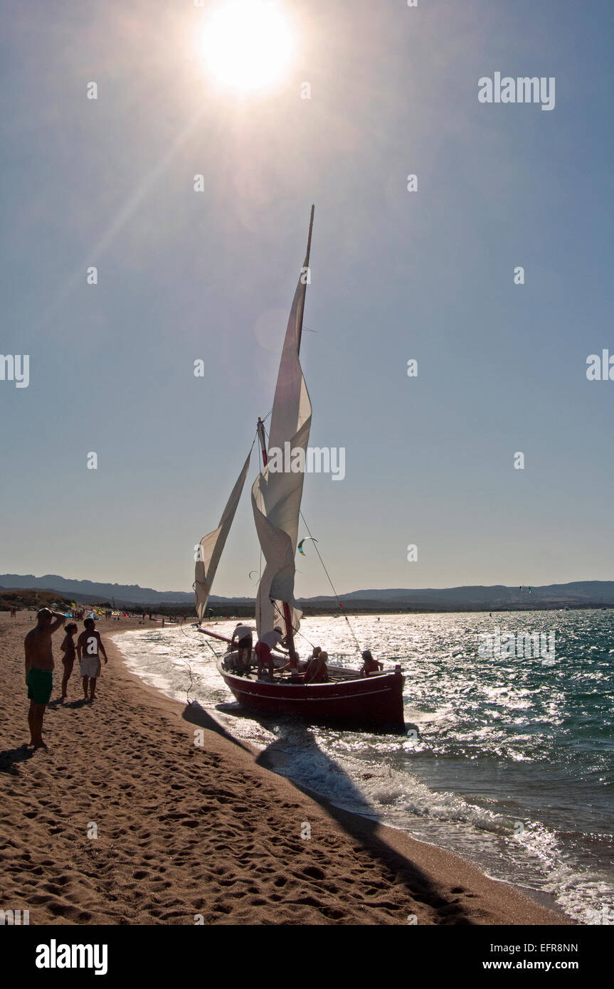 Latinischem (lateinisch) Segelboot und Besatzung am Meer in der Nähe von der Küste von Palau, Gallura, Nord-Ost Seite von Sardinien, Italien Stockfoto