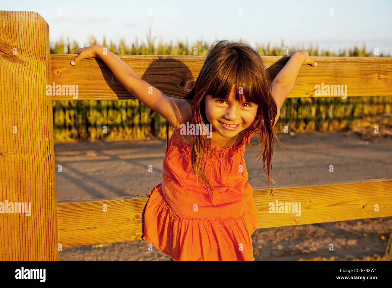 Porträt eines Mädchens Holzzaun festhalten Stockfoto