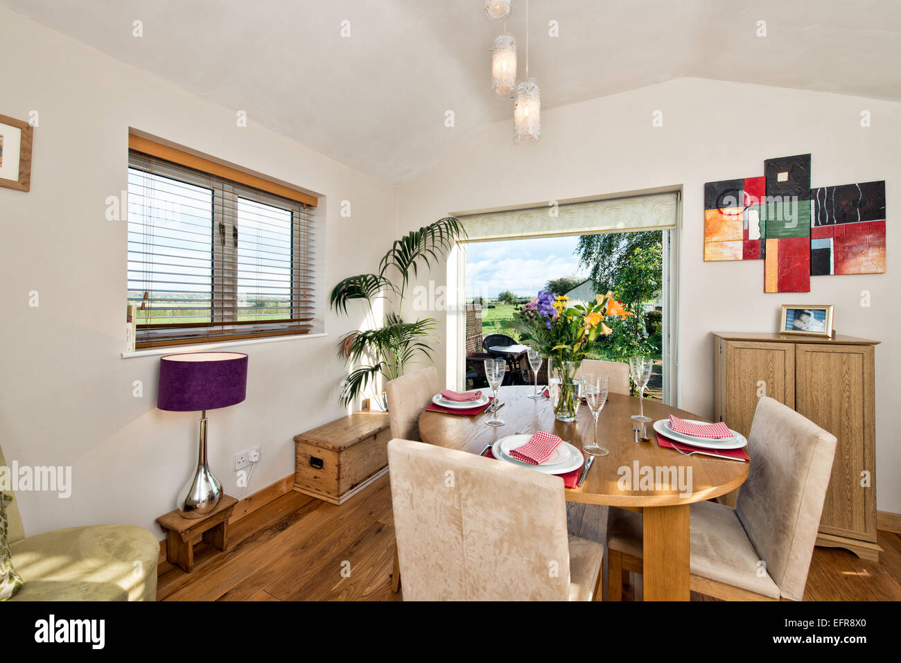Innenansicht einer modernen UK Hause zeigt dinning Raum & seine Verbindung zum hinteren Garten Stockfoto