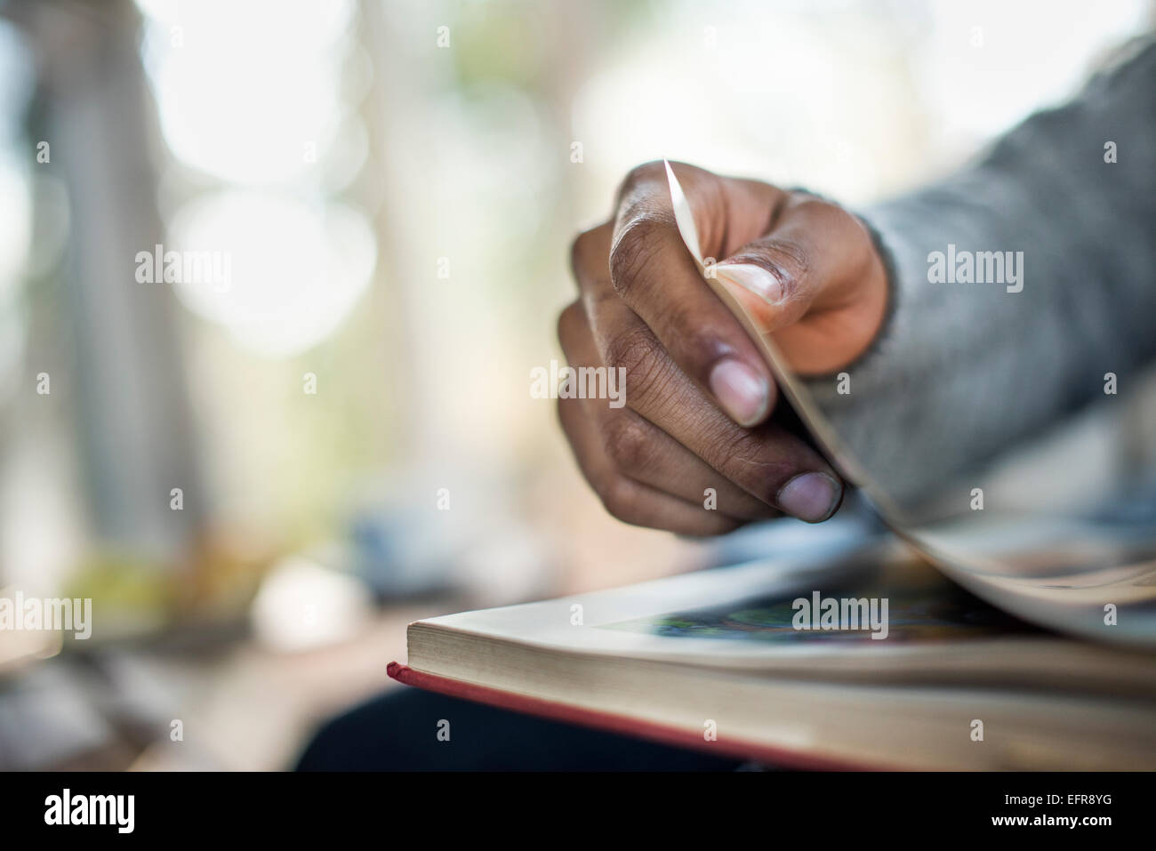 Nahaufnahme eines Mannes Hand Durchblättern der Seiten eines Buches. Stockfoto