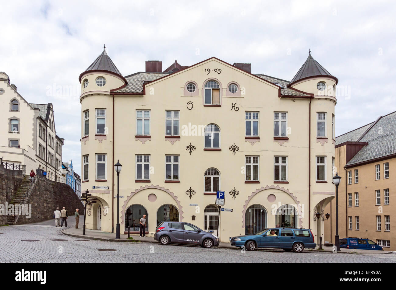 Aalesund in Norwegen ist berühmt für Kunst Nouveau und Jugendstil Gebäude hier Aksel Halligen Plass Stockfoto