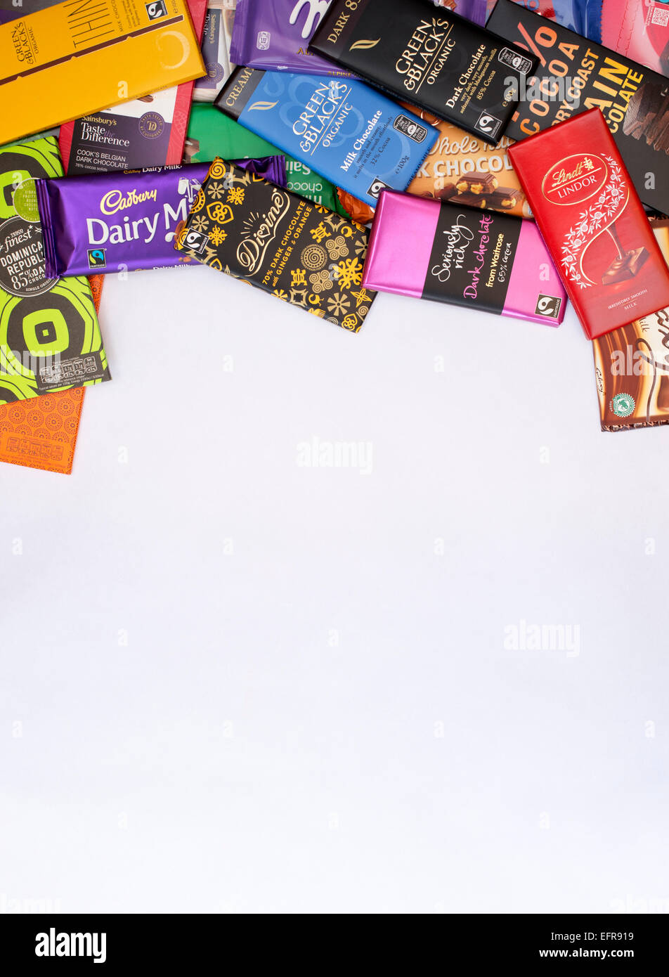Sortiert verpackt Bars von Milchschokolade und dunkler Schokolade Stockfoto