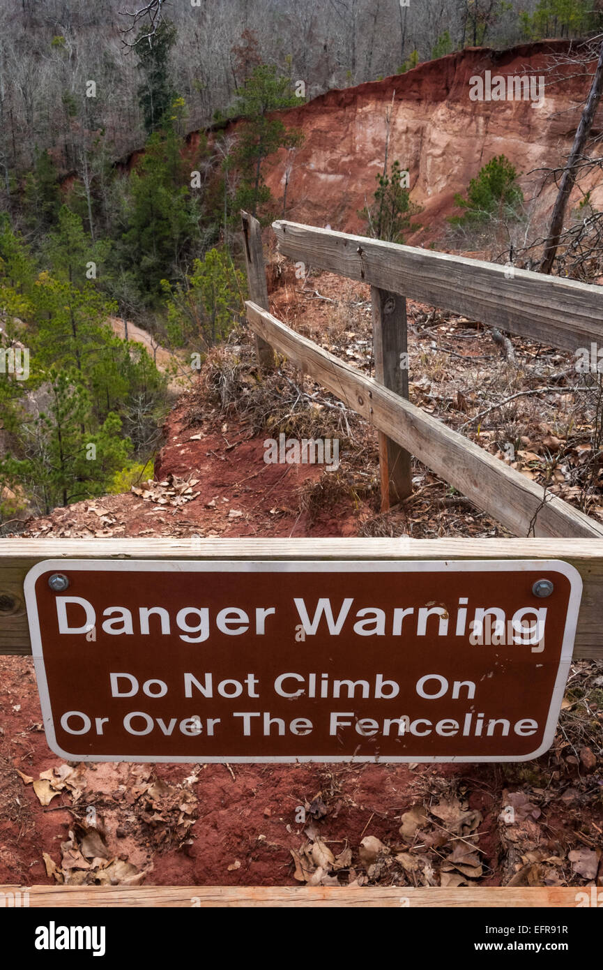 Warnschild „Danger Warning“ in der Nähe einer erodierenden Klippe entlang eines Wanderwegs am Providence Canyon in Lumpkin, Georgia. (USA) Stockfoto