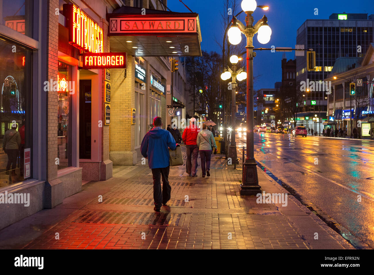 Passanten Innenstadt am regnerischen Nacht-Victoria, British Columbia, Kanada. Stockfoto