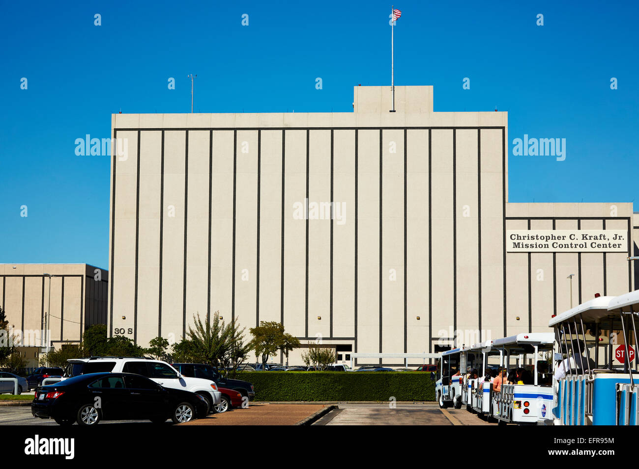 Tour-Busse vor dem Mission Control-Gebäude am Johnson Space Center in Houston. Stockfoto