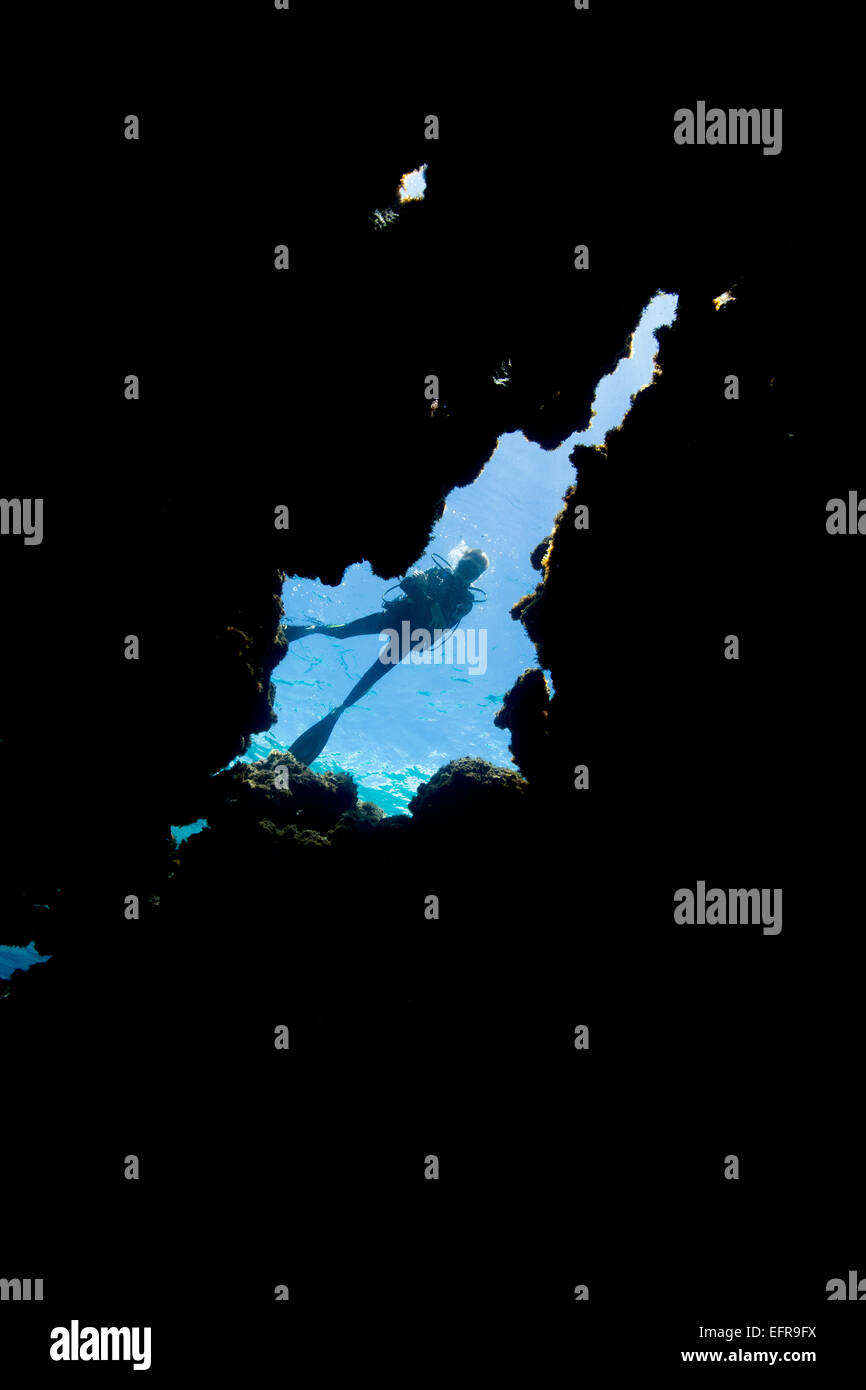 Taucher-Silhouette über Höhle. Stockfoto