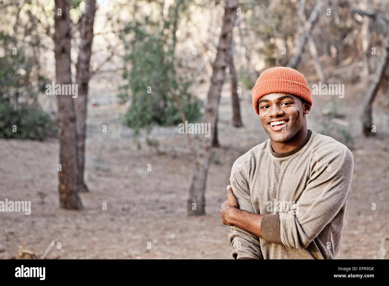 Porträt von lächelnden jungen Mann im Wald Stockfoto