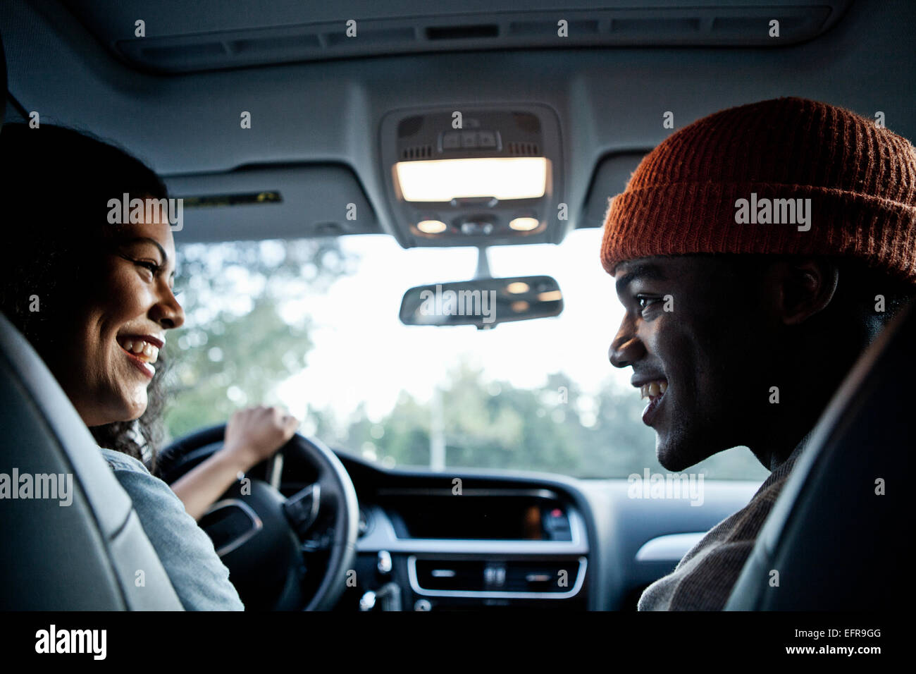 Junges Paar im Chat vor Sitz des Auto Stockfoto