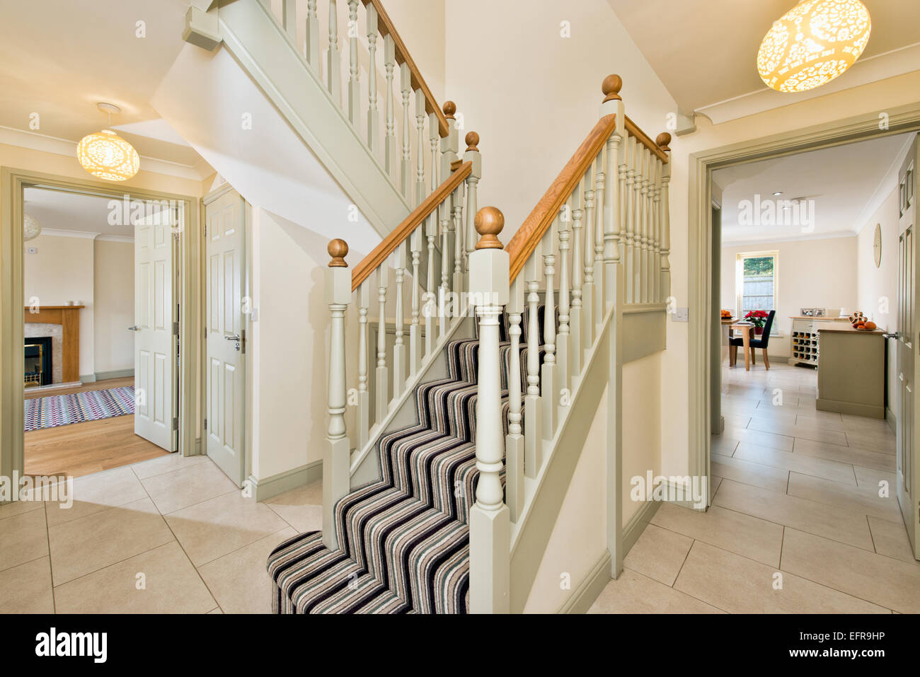 Ein ordentlich Eingang, Flur & Treppe in einer typischen modernen britischen Haus führt zu einer Küche & Wohnzimmer Stockfoto