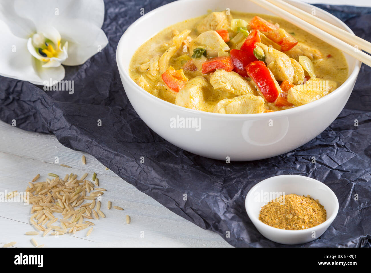 Thai-Curry in einer Schüssel auf Holz. Stockfoto