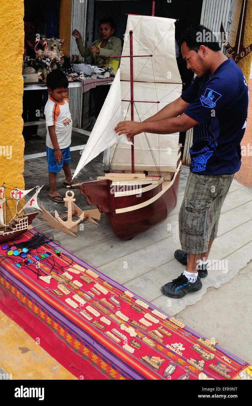 Aufbau Modell Segelboote - Handwerk Stände-Dock in PUERTO PIZARRO. Abteilung von Tumbes. Peru Stockfoto