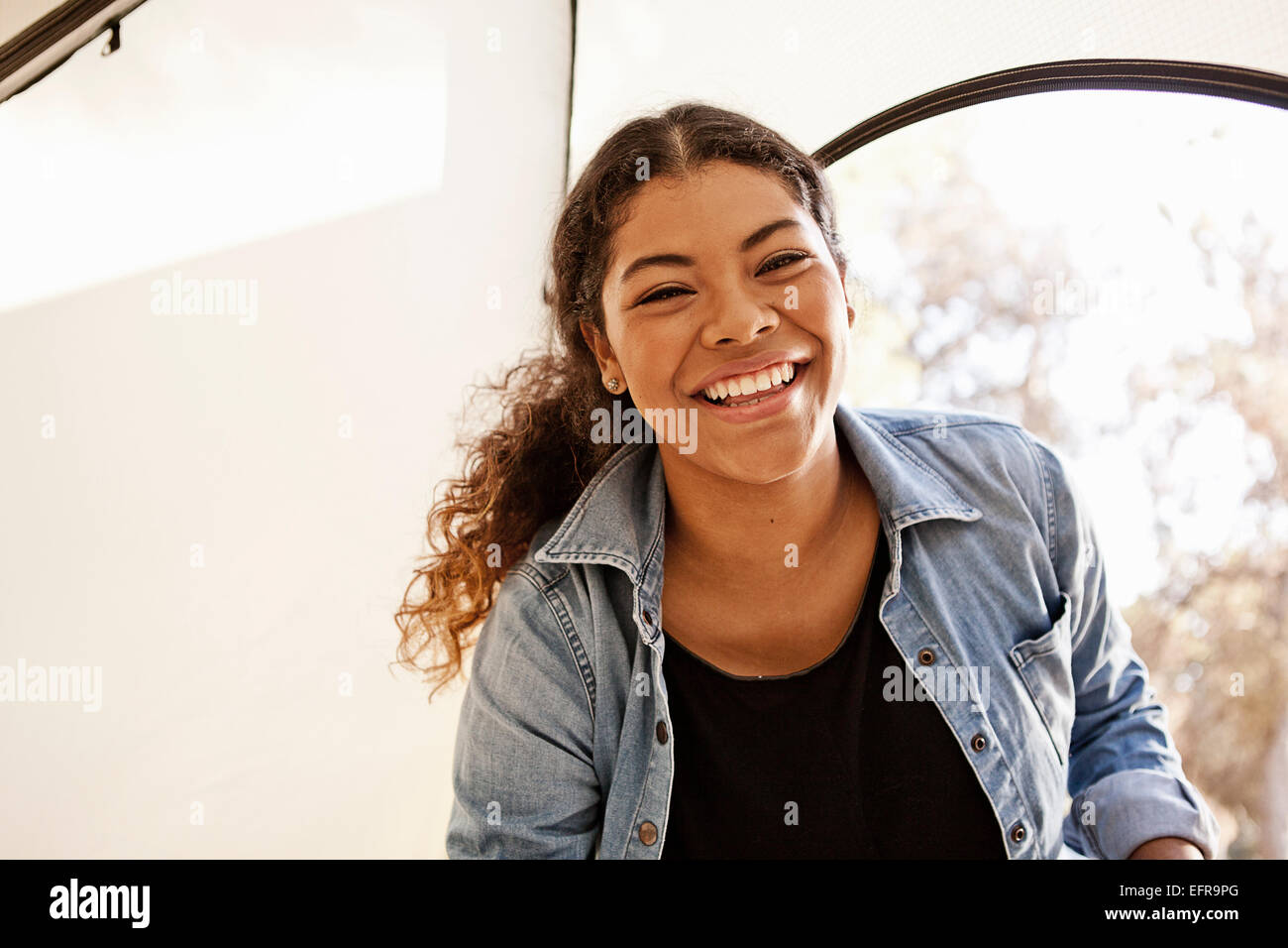 Porträt der jungen Frau im Zelteingang Stockfoto