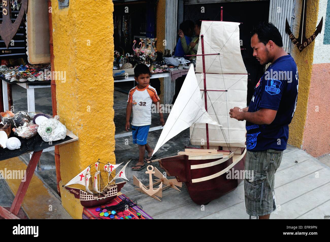 Aufbau Modell Segelboote - Handwerk Stände-Dock in PUERTO PIZARRO. Abteilung von Tumbes. Peru Stockfoto