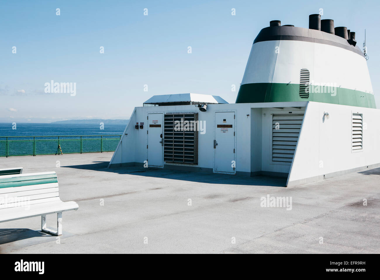 Die leeren Oberdeck einer kommerziellen Fähre vor der Küste von Seattle, Washington. Stockfoto